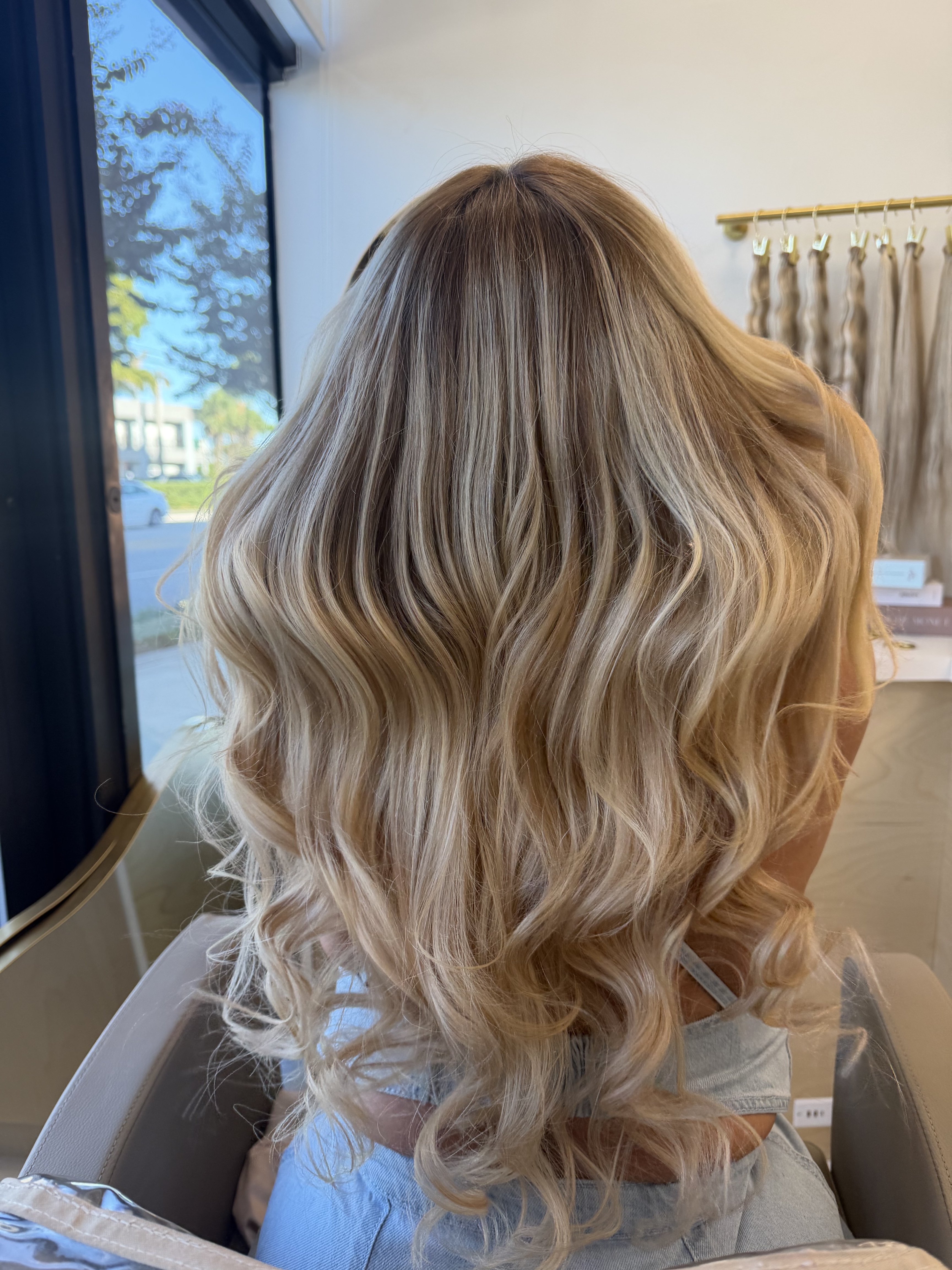 Extensiones MILÔSH con ondas rubias